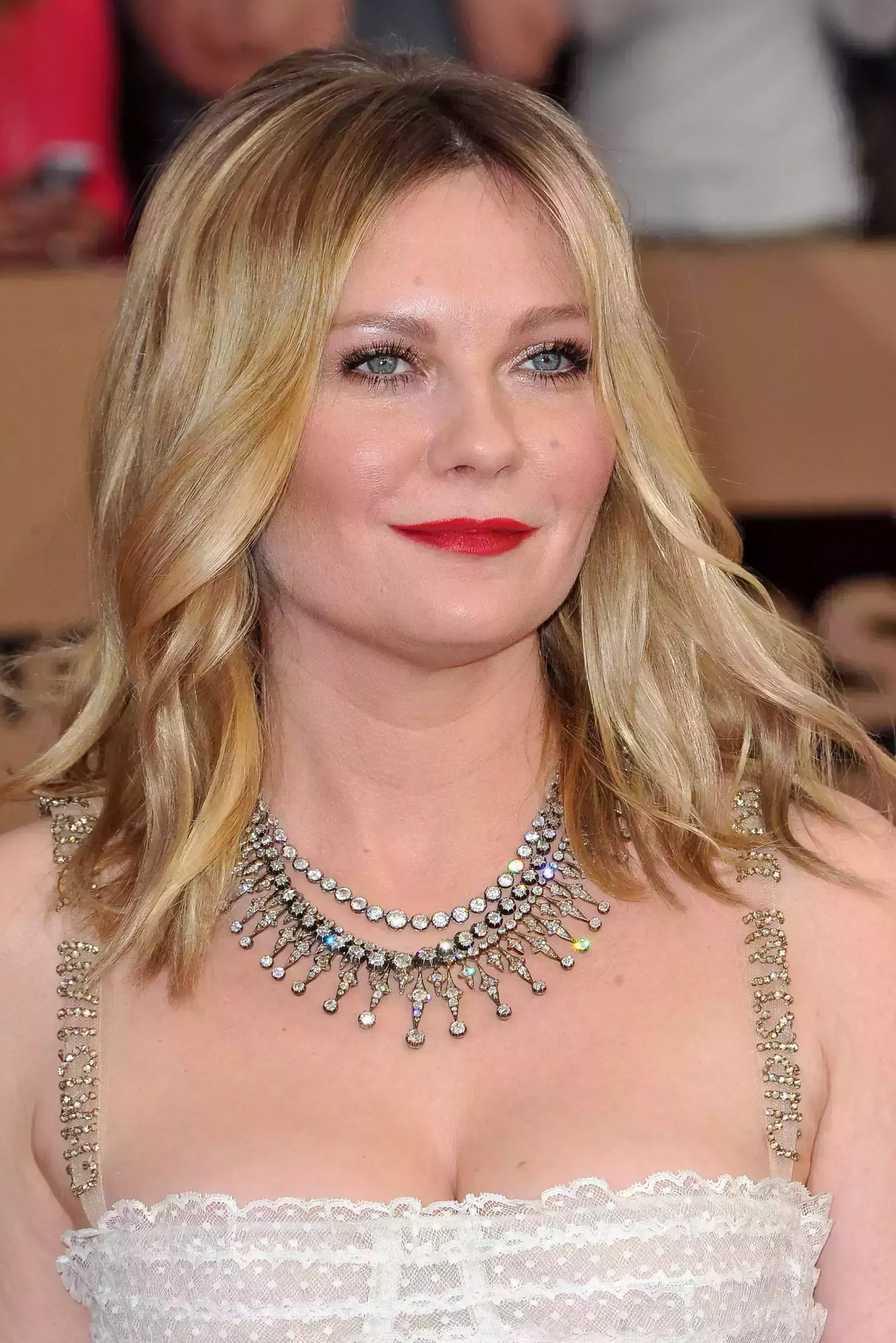 Kirsten Dunst’s Soft Wavy Lob and Mid Part