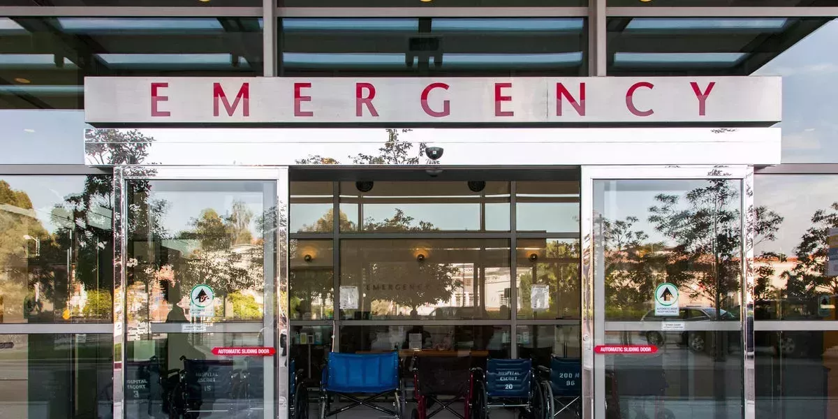 Un médico de urgencias dice que deberían crearse clínicas separadas de COVID-19 para que las urgencias sobrecargadas se centren sólo en los casos de urgencia