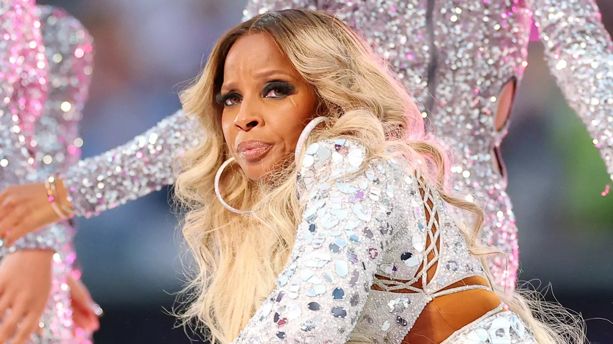 Mary J. Blige llevó el pelo de Rapunzel súper largo en el espectáculo del medio tiempo de la Super Bowl