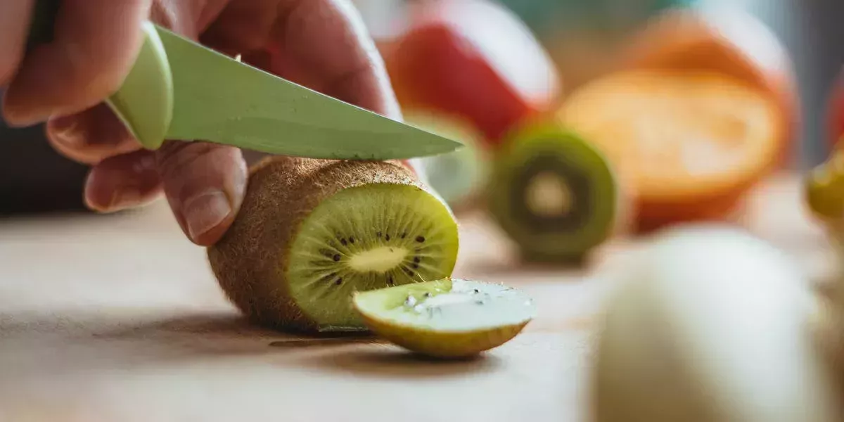 Cómo cortar un kiwi y pelar su piel peluda con facilidad