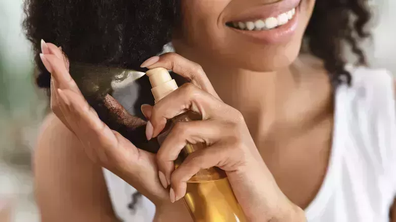 Por qué deberías usar aceite de argán en tu cabello antes de peinarlo con calor - La lista