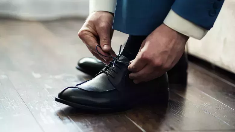 Cómo ayudar a tu novio a elegir los zapatos de boda perfectos