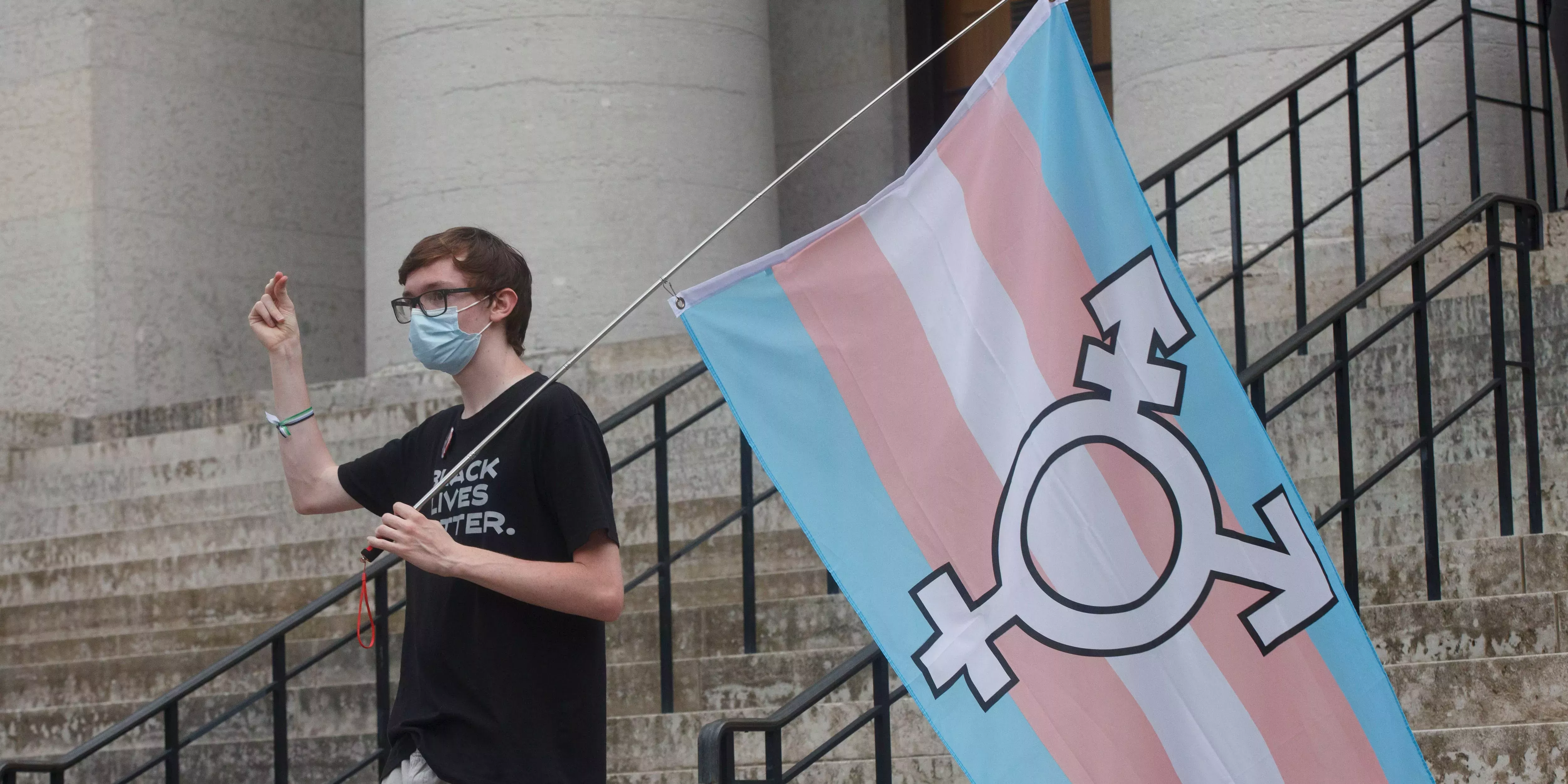 El Partido Republicano de Ohio aprobó un proyecto de ley antitrans que permite acusar a los estudiantes-atletas de ser transgénero, obligando a un médico a certificar sus genitales