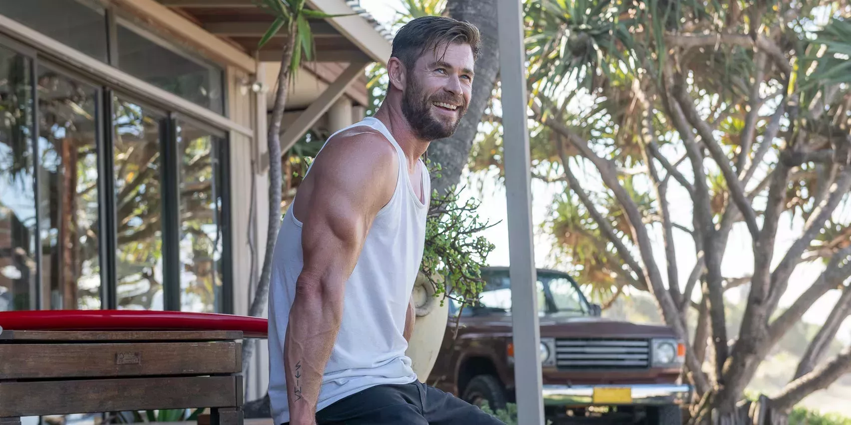 Chris Hemsworth compartió un entrenamiento de musculación que puedes hacer en cualquier lugar - y lo demostró haciendo la rutina en la cubierta superior de un barco naval