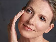5 consejos de belleza sobre cómo aplicar un maquillaje con efecto mojado para pieles maduras