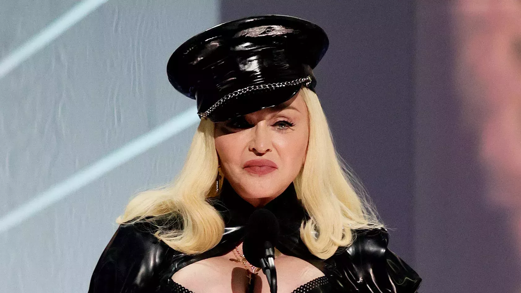 Madonna tiene el pelo rosa... y no tiene cejas
