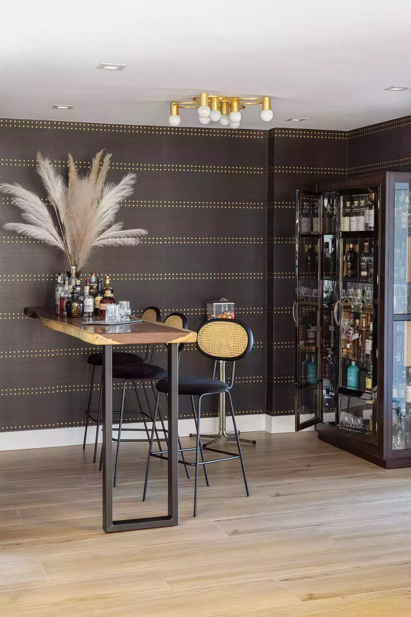 30 impresionantes ideas para bares en casa que aportan estilo a espacios pequeños