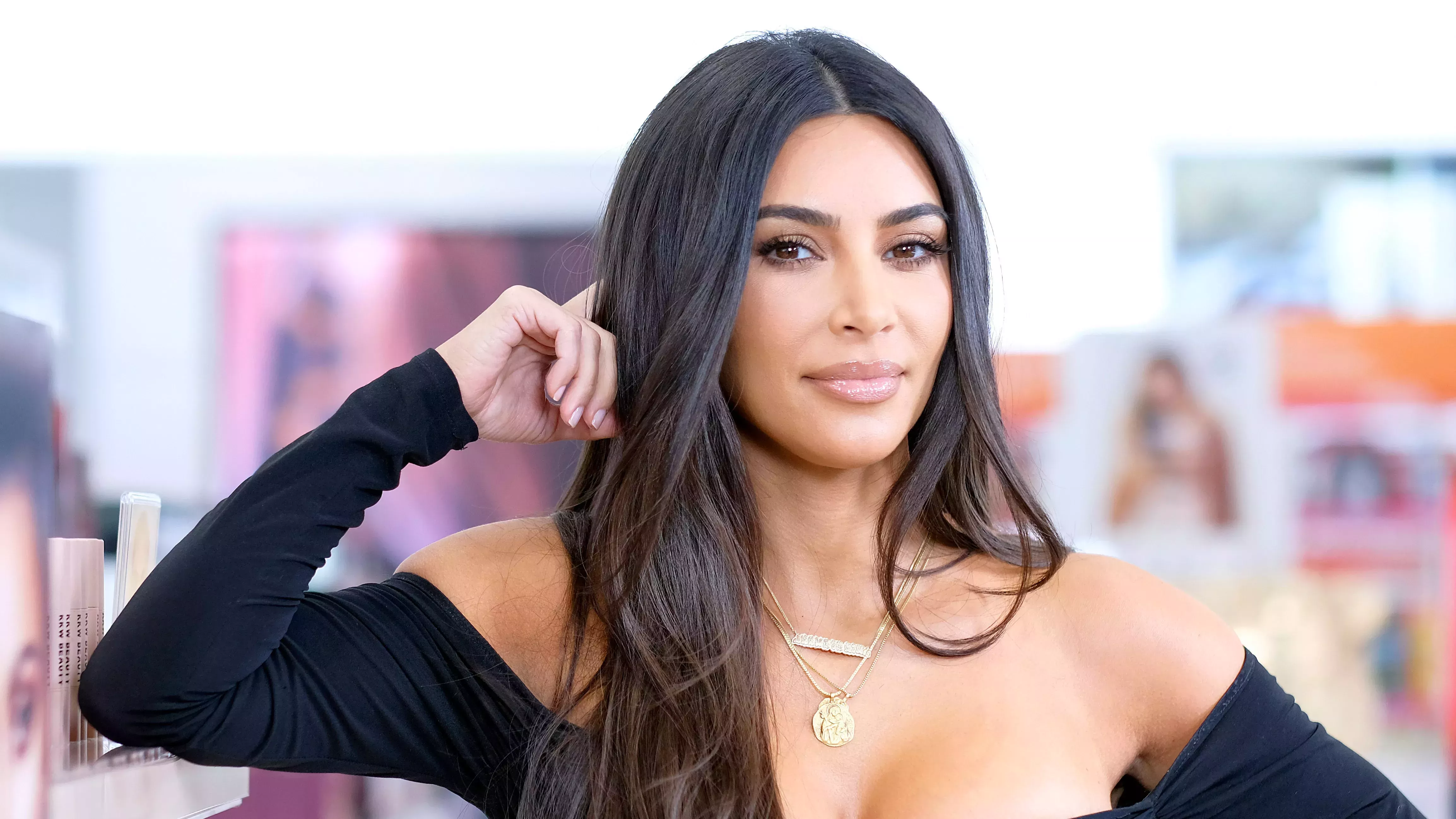 El último selfie "sin maquillaje" de Kim Kardashian desata un debate sobre los filtros