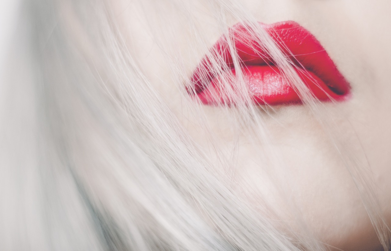 ¿Qué significa el color rojo en los labios?