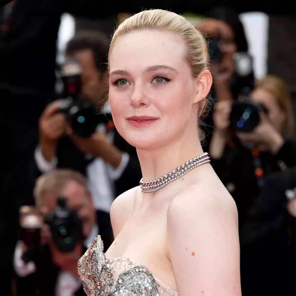 El look de cuento de hadas de Elle Fanning en el Festival de Cannes 2023 llegó por cortesía de Drugstore Makeup