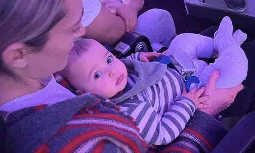Vivo entre Nueva Zelanda y el Reino Unido: así sobrevivo a los vuelos con un bebé