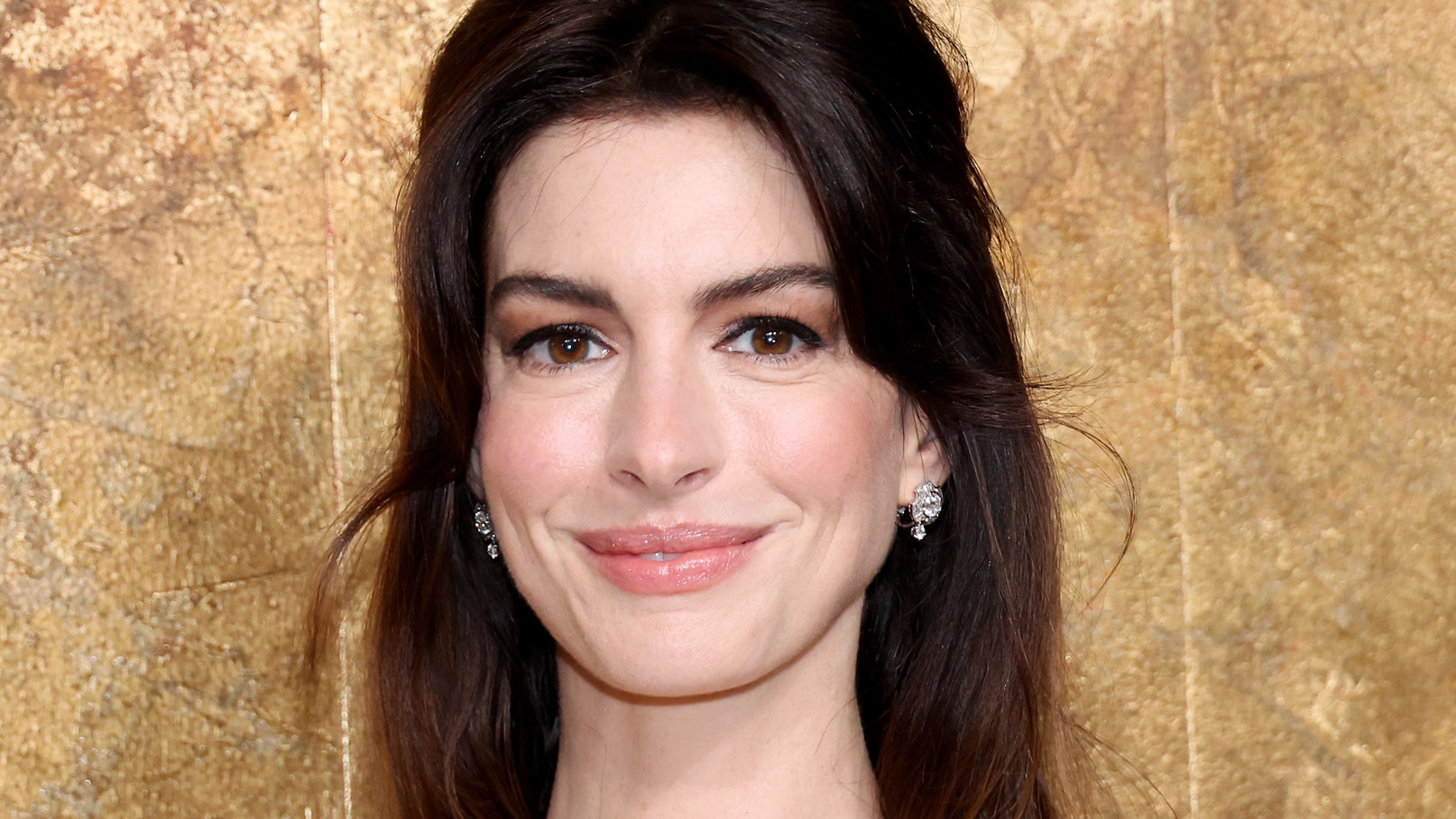 El pelo ondulado de Anne Hathaway grita "Ni siquiera tengo que intentarlo para estar así de guapa"