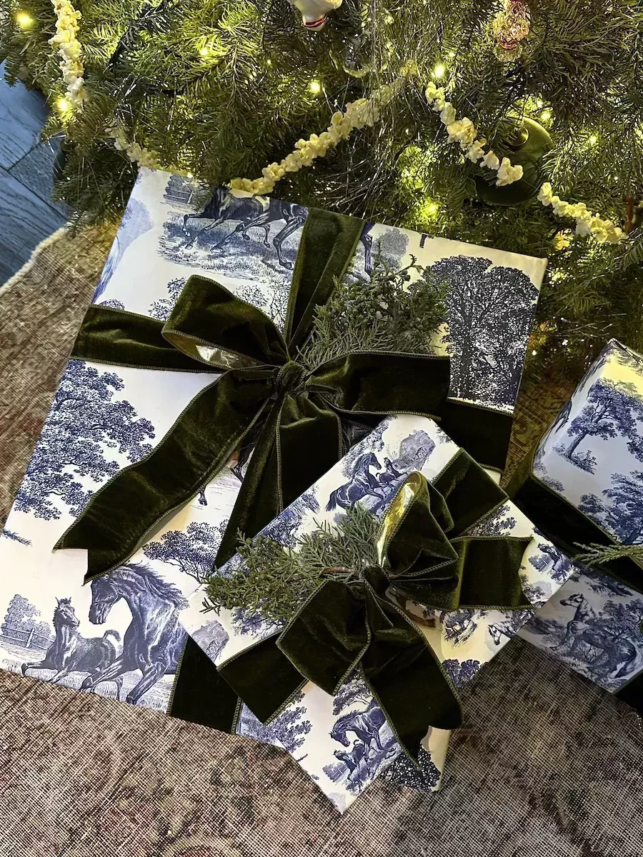 Kendall Jenner 2023 Gift Wrapping-4