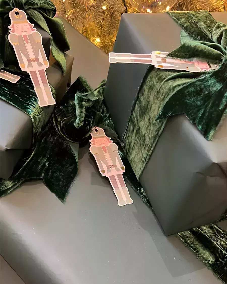 Khloé Kardashian 2023 Gift Wrapping-3