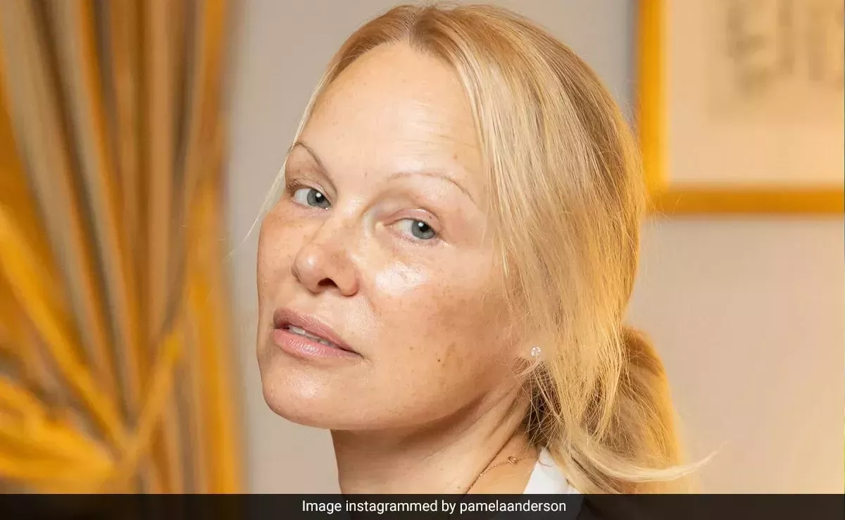 Pamela Anderson confía en un solo producto para su rutina de belleza sin maquillaje. Pista: Tú también tienes uno