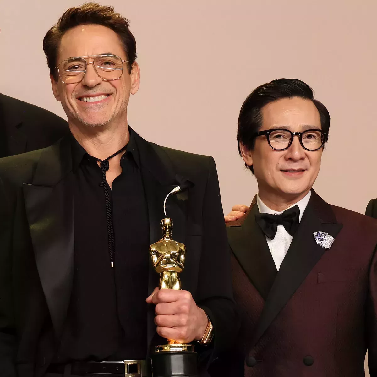 Por qué el momento de Robert Downey Jr. y Ke Huy Quan en los Oscar 2024 divide a los fans