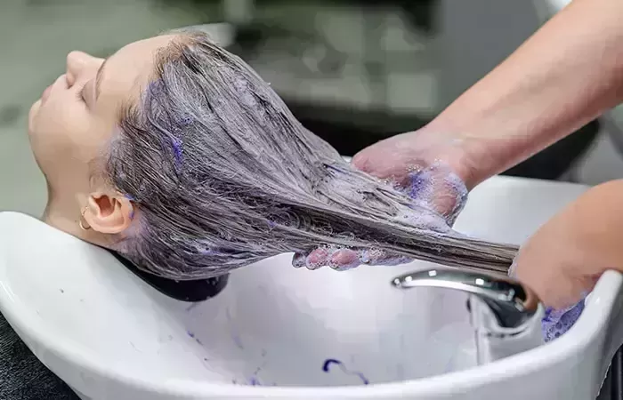 Cómo decolorar el tinte azul del pelo