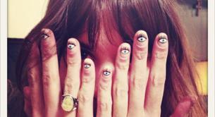 Alexa Chung y su manicura de ojos 