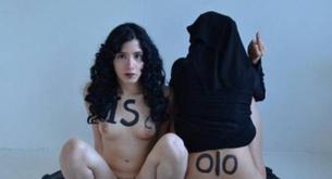 Feministas cagan y menstruan sobre una bandera de la nación islámica