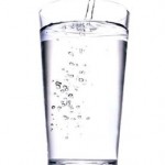 Pon en marcha tu metabolismo ¡toma un vaso de agua en ayunas!