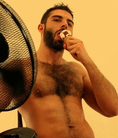 Chicos guapos comiendo helado