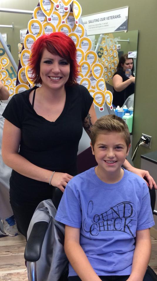 Niña dona su pelo a niños con cáncer