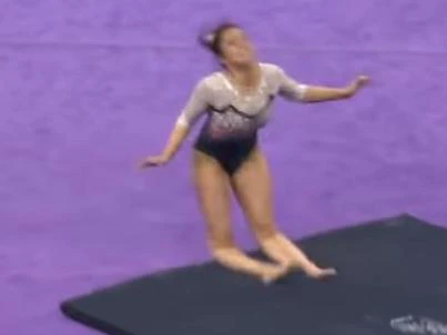 Gimnasta SE ROMPE LAS 2 PIERNAS en una exhibición
