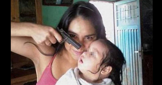 Fotos polémicas de bebés y armas