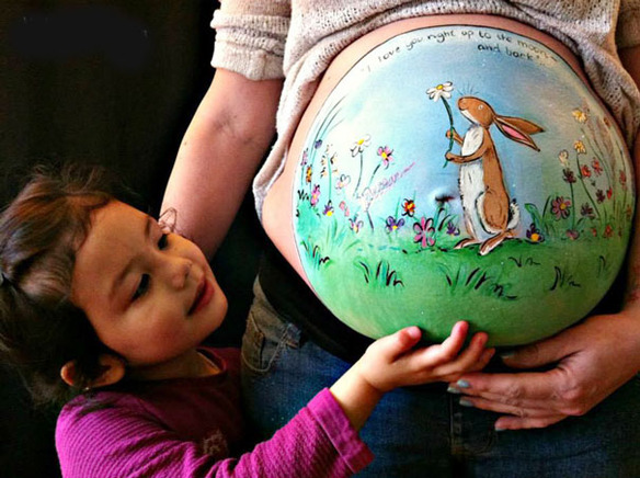 Dibujo en barriga de embarazada