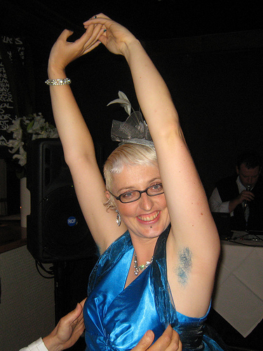 Chicas con axilas de colores