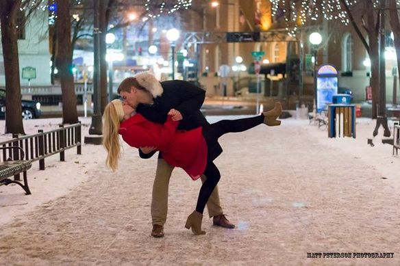 Le pide la mano en un parque