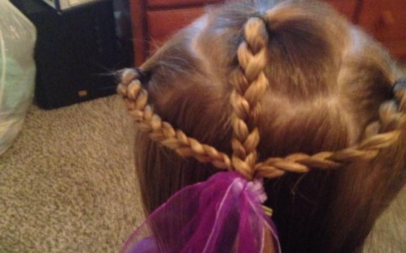 El padre soltero que peina a su hija