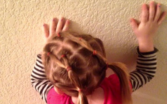 El padre soltero que peina a su hija