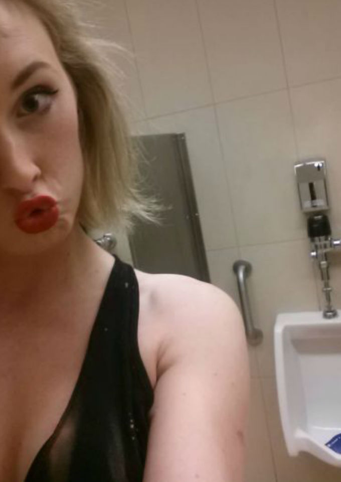 Transexual en baños de hombres