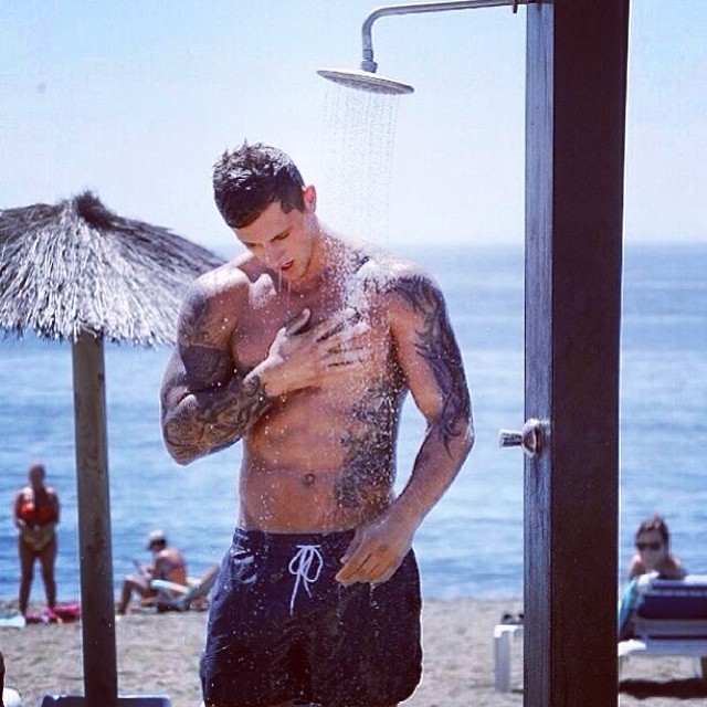 Dan Osborne en la ducha