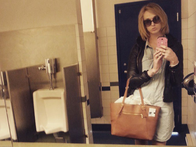 Transexual en baños de hombres