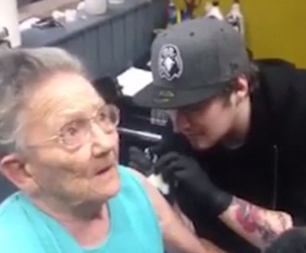 Anciana se escapa para tatuarse