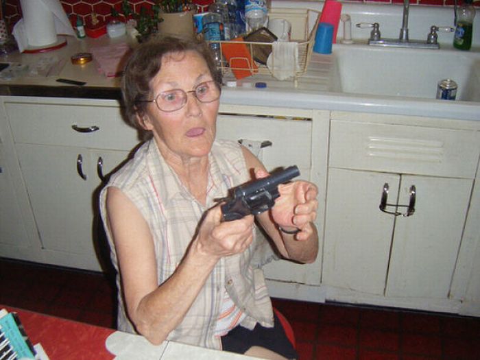 Abuelas con armas
