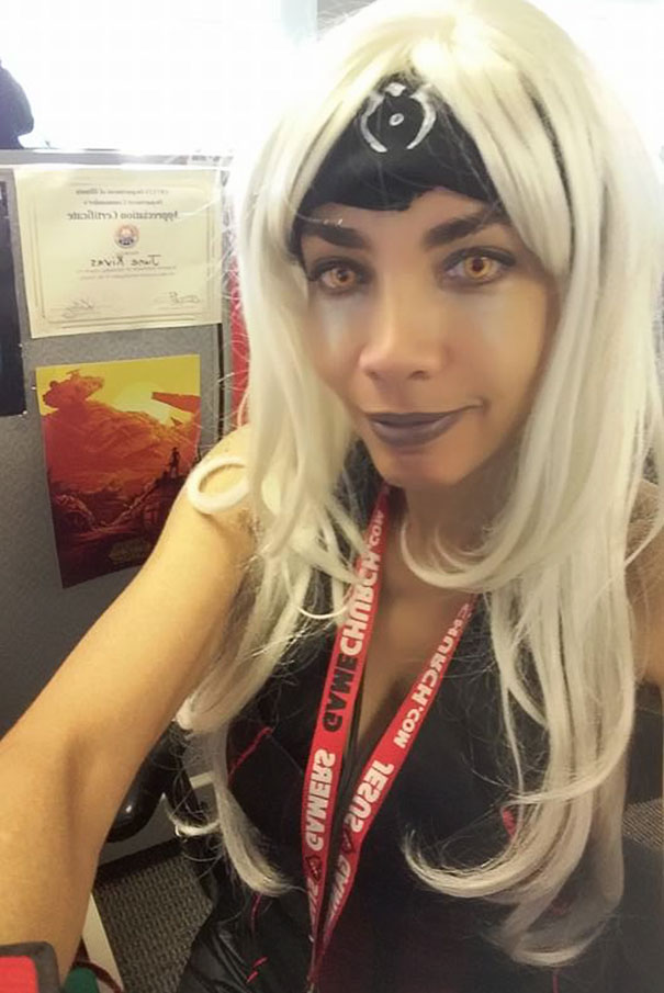 Va al trabajo vestida de cosplay