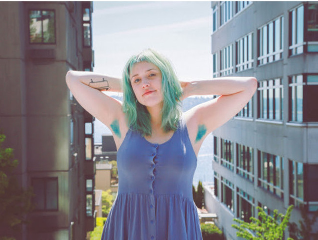 Chicas con axilas de colores