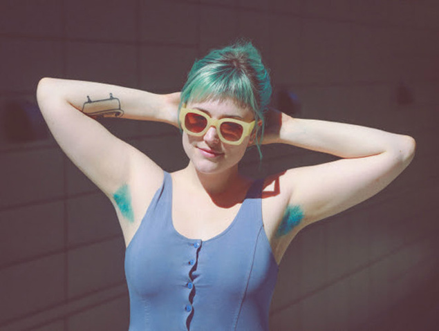 Chicas con axilas de colores