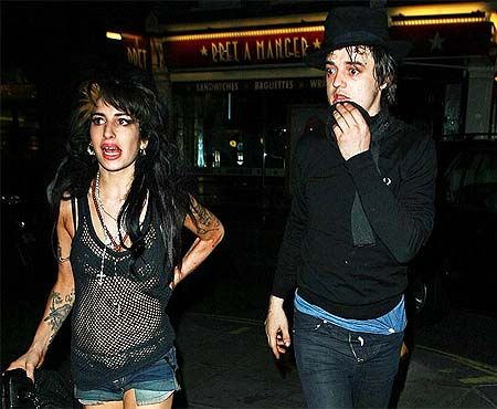 adolescentes tomando drogas