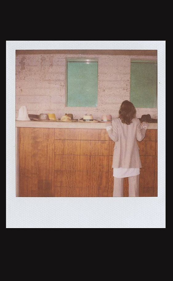 elena_anaya_para_band_of_outsiders_414369257_562x908