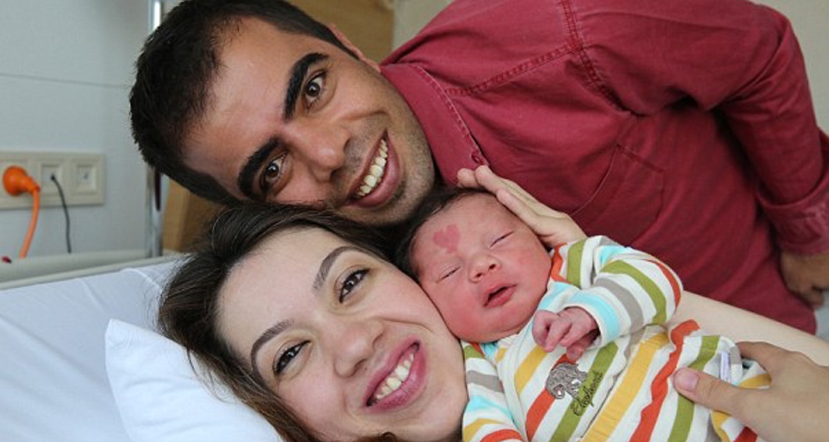 Niño con mancha en forma de corazón 