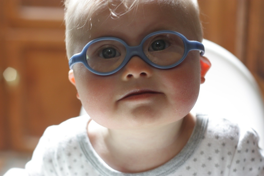 bebés adorables con gafas