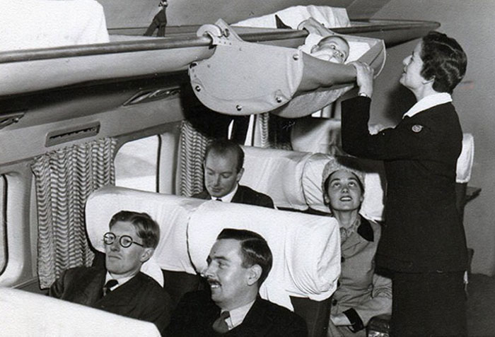 Así viajaban los bebés en los aviones en los años 50 