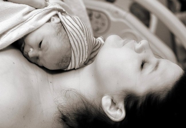 Hermosas fotos de madres y bebés piel con piel 