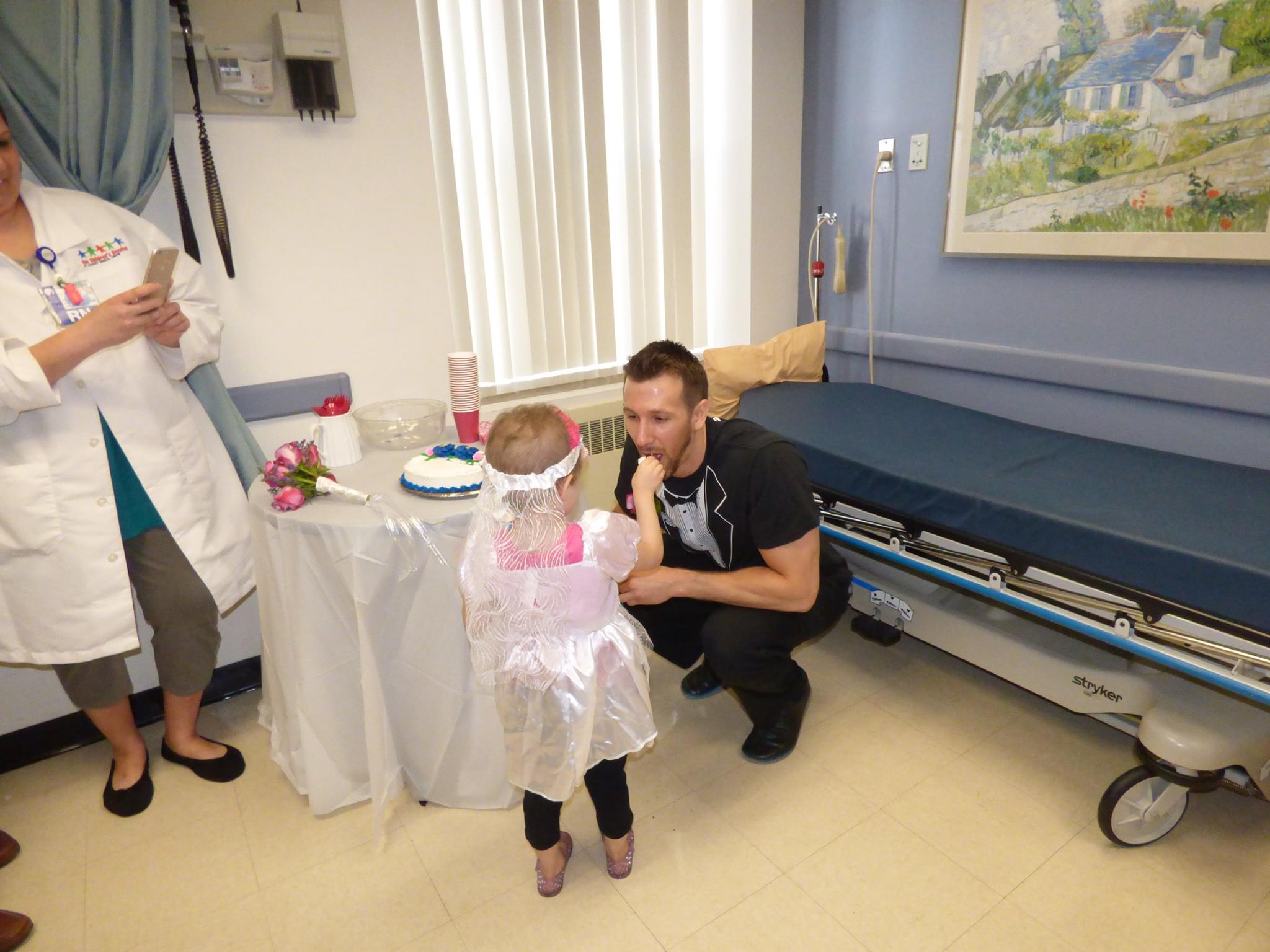 La boda de una niña con leucemia y su enfermero