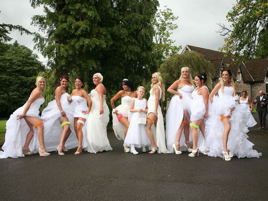 Damas de honor vestidas de novia