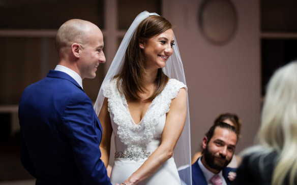 Emotiva boda pagada por desconocidos